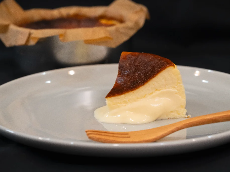 皿に取り分けたBlissCubeバスクチーズケーキの断面